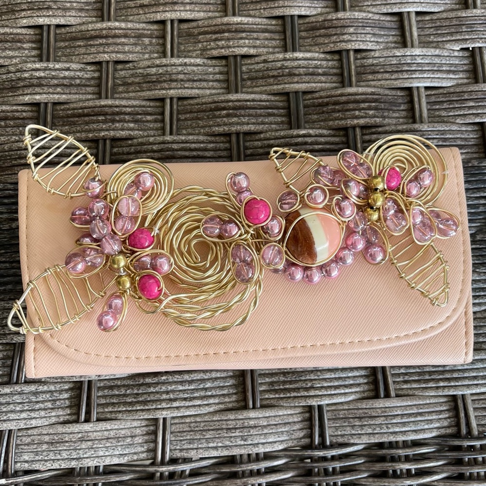 NWOT - Beautiful Wallet with Wire Technique